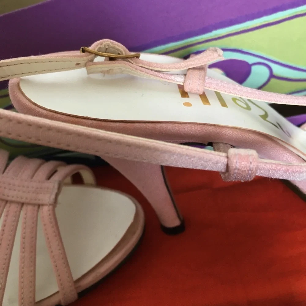 Ladies dyed sandals 5 1/2